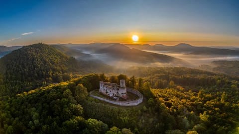 Nicht nur der Blick auf die Burg Gräfenstein bei Merzalben in der Südwestpfalz ist beeindruckend. Auch der Blick von der Burg auf den Pfälzerwald ist als Wanderziel mehr als lohnend.