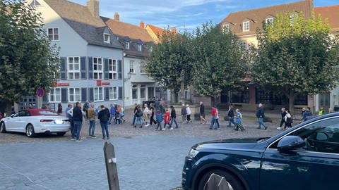 Um die 400 Menschen haben am Montagabend in Kusel an einer Demonstration teilgenommen. Sie sind mit der Erweiterung der Erstaufnahmeeinrichtung auf dem Windhof nicht einverstanden. 