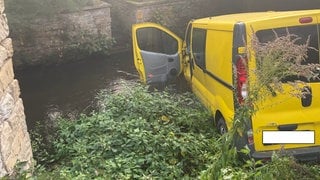 Weil die Frontscheibe vereist war, ist in Wolfstein ein Transporter in der Lauter gelandet