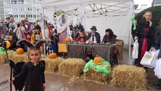 In Zweibrücken wird Halloween gefeiert. Eine Jury sucht in der Innenstadt das gruseligste Kostüm.