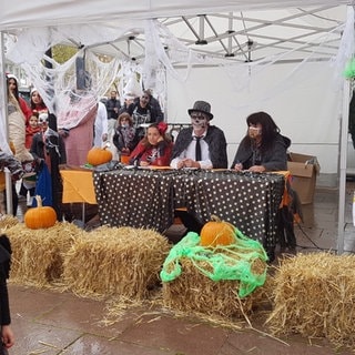 In Zweibrücken wird Halloween gefeiert. Eine Jury sucht in der Innenstadt das gruseligste Kostüm.