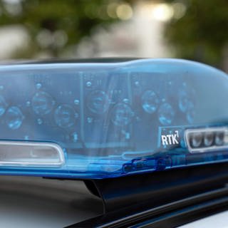 Blaulicht auf Polizeiauto - ein Schwerverletzter bei Unfall auf B47 zwischen Göllheim und Dreisen