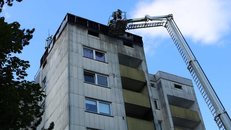Feuerwehr löscht brennendes Hochhaus in Landstuhl.