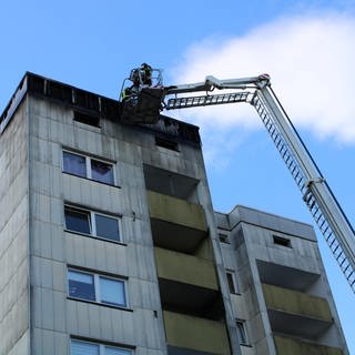 Feuerwehr löscht brennendes Hochhaus in Landstuhl.