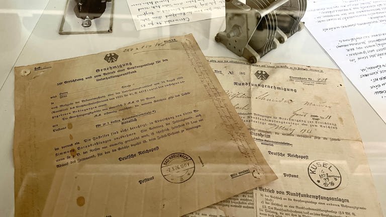 Alte Lizenzen zum Hören von Radio - 100 Jahre Radio im Radiomuseum in Obermoschel