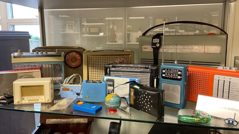 Viele Radios stehen in Regalen - 100 Jahre Radio im Radiomuseum Obermoschel