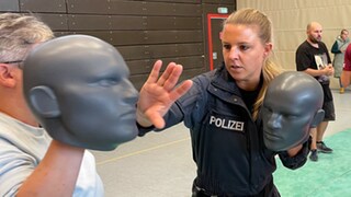 An der Hochschule der Polizei in Enkenbach-Alsenborn gab es ein De-Eskalations-Training für Vollzugsbeamte.