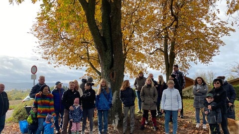 Anwohner aus Morlautern vor einem Baum, den sie retten wollen