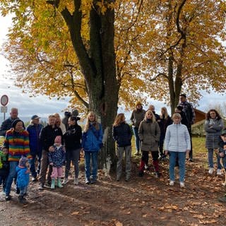 Anwohner aus Morlautern vor einem Baum, den sie retten wollen