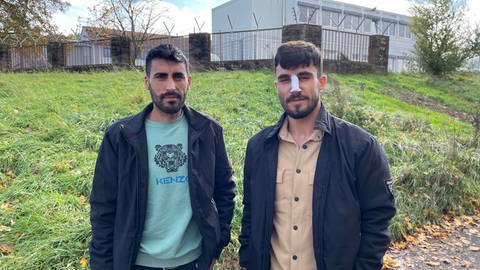 Ömer (links) und Muhsin aus der Türkei leben derzeit in der Erstaufnahmeeinrichtung für Flüchtlinge in Kusel. Sie fühlen sich in der Stadt respektvoll behandelt.
