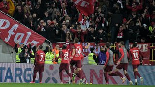 Freude auf und neben dem Rasen: Fans und Spieler des FCK bejubeln den Pokalerfolg gegen den 1. FC Köln. 