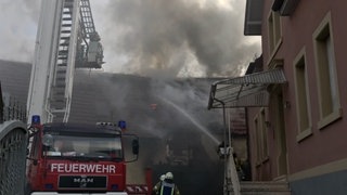 80 Feuerwehrleute waren beim Brand auf dem Bauernhof bei Rockenhausen im Donnersbergkreis im Einsatz.