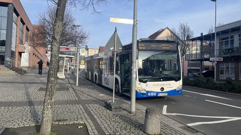 In Kaiserslautern warten Fahrgäste zurzeit vergeblich an der Haltestelle auf ihren Bus.