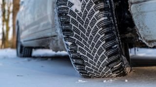 In weiten Teilen von Frankreich gilt von November bis Ende März eine saisonale Winterreifen-Pflicht