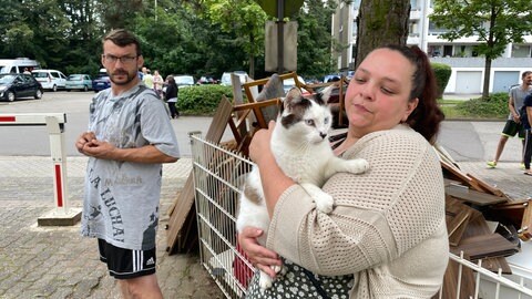 Nicole Vester und Stefan Schröder: Ihre Katze Mephisto konnte dem Feuer im Landstuhler Hochhaus entkommen. 