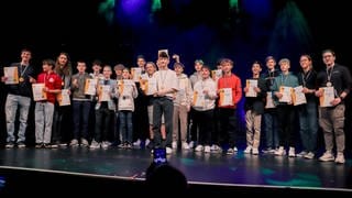 Gruppenbild aller Teilnehmer der Deutschen Meisterschaft der Zauberkunst.