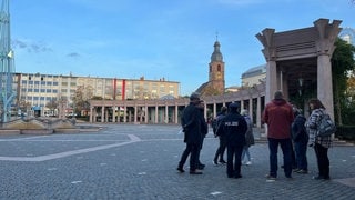 Ein Stadtrundgang mit OB, Polizei und Ordnungsamt: Wo haben Menschen in Pirmasens Angst? 