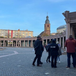 Ein Stadtrundgang mit OB, Polizei und Ordnungsamt: Wo haben Menschen in Pirmasens Angst? 