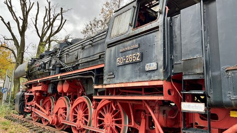 Seit 2003 steht die Dampflok am ehemaligen Bundesbahn-Ausbesserungswerk in der Pariser Straße in Kaiserslautern.