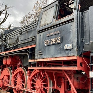 Seit 2003 steht die Dampflok am ehemaligen Bundesbahn-Ausbesserungswerk in der Pariser Straße in Kaiserslautern.