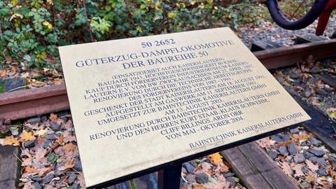 An ihrem Standort in der Pariser Straße in Kaiserslautern informiert eine Tafel über die 1943 gebaute Dampflok.