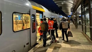Bahnstreik der Lokführer in Kaiserslautern - Menschen steigen am Hauptbahnhof in einen Zug ein