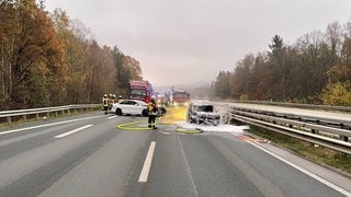 Bei dem Unfall am Samstagmorgen auf der A6 zwischen Bruchmühlbach-Miesau und Waldmohr ist ein Auto ausgebrannt.