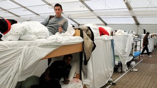 Blick in das Zelt der Flüchtlingsunterkunft in Kusel (Archivbild)