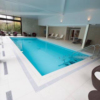 Ein Pool in einem Haus