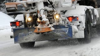 Streufahrzeug im Einsatz beim Winterdienst