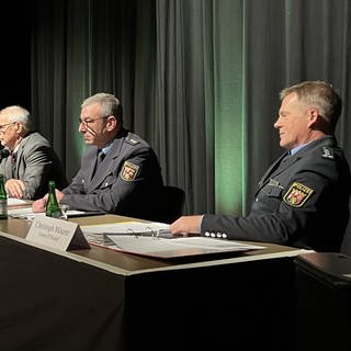 Zur Kriminalität in Kusel Christoph Maurer (rechts), Leiter der Polizeiinspektion Kusel, und Ralf Klein (2.v.r.), Leiter der Polizeidirektion des Polizeipräsidiums Westpfalz.