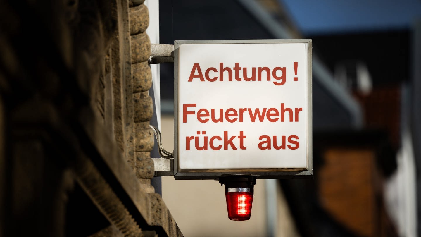 In Steinalben im Kreis Südwestpfalz hat eine Carport Feuer gefangen. Das Feuer hat auf eine Garage übergegriffen.