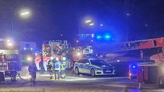 Bei dem Brand in der Aufnahmeeinrichtung für Asylbegehrende in Kusel waren zahlreiche Rettungskräfte im Einsatz. 