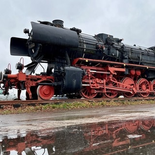 Seit 2003 hat die Dampflok am ehemaligen Bundesbahn-Ausbesserungswerk in der Pariser Straße in Kaiserslautern ihren Platz. Im nächsten Jahr soll sie nach Otterbach umziehen. 