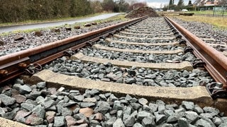 30 Meter Schienen liegen bereits am Stellwerkmuseum in Otterbach. Direkt daneben befindet sich der Radweg. 