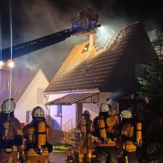Feuerwehr löscht Brand an einem Haus