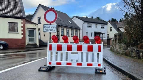 Wie hier in Altenglan mussten Straßen gesperrt werden - aufgrund des Hochwassers, im Westen der Pfalz aber auch zum Teil wegen umgestürzter Bäume. Nicht alle Autrofahrer waren damit einverstanden. 