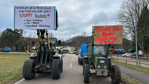 Zur Zeit ist die Erfweilerstraße in Dahn noch immer von Landwirten blockiert.