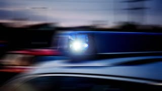 Verwackeltes Blaulicht auf einem schnellfahrenden Polizeifahrzeug im Einsatz. 