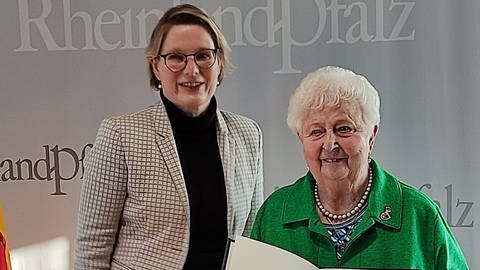 Die 83-jährige Gerda Gauer hat für ihren Einsatz am Donnersberg das Bundesverdienstkreuz von Bildungsministerin Stefanie Hubig in Mainz erhalten. 