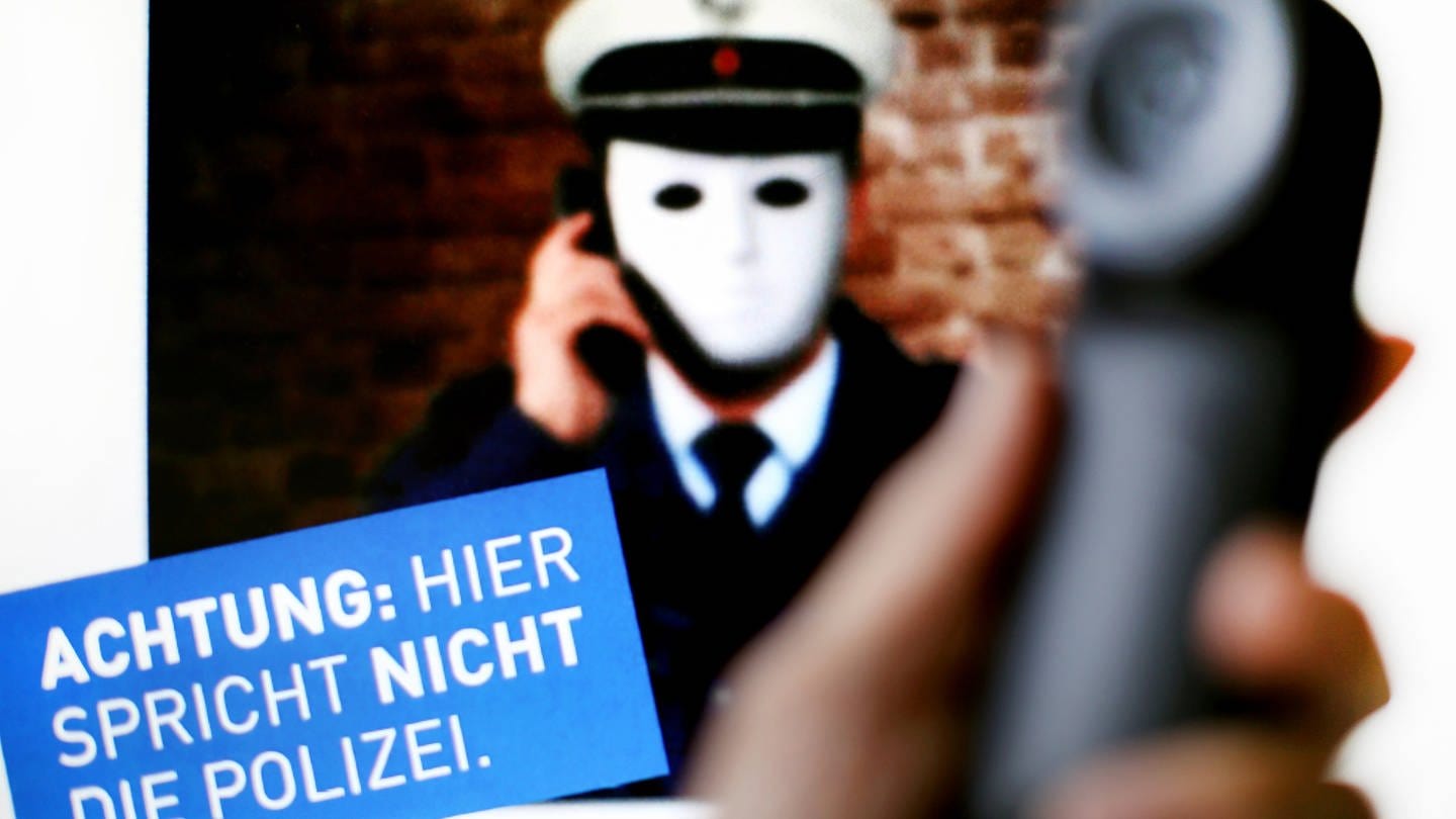In Kaiserslautern haben falsche Polizisten eine Seniorin um mehrere zehntausend Euro betrogen.