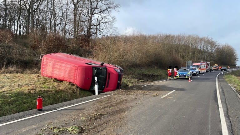 Weit kam er nicht: Mit diesem roten Sprinter flüchtete der Autodieb von Rockenhausen, legte sich aber quer auf ein Feld am Straßenrand.