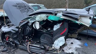Diesen Audi hat es bei dem Unfall am Donnerstagmittag bei Schopp im Kreis Kaiserslautern in zwei Hälften zerissen. Der Autofahrer wurde schwer verletzt.