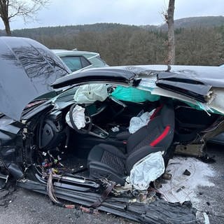 Diesen Audi hat es bei dem Unfall am Donnerstagmittag bei Schopp im Kreis Kaiserslautern in zwei Hälften zerissen. Der Autofahrer wurde schwer verletzt.