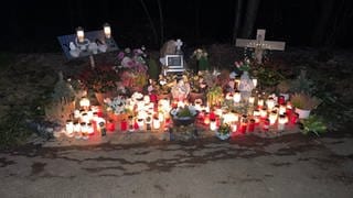 Am Mittwoch, dem zweiten Jahrestag des Polizistenmordes bei Kusel, wurden zahlreiche Kerzen an der Gedenkstelle angezündet. 