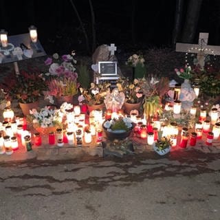 Am Mittwoch, dem zweiten Jahrestag des Polizistenmordes bei Kusel, wurden zahlreiche Kerzen an der Gedenkstelle angezündet. 