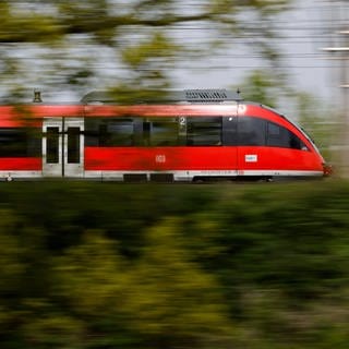 Ein Zug der Bahn musste notbremsen, weil zwei Nachbarn sich am Gleis geprügelt haben.