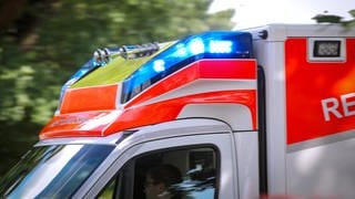Rettungswagen mit Blaulicht - für das Baby in Schemmerhofen kam die Hilfe zu spät
