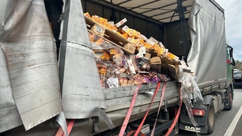 Lkw verliert tausende Packungen Kaffee auf A6 bei Kaiserslautern-Einsiedlerhof.