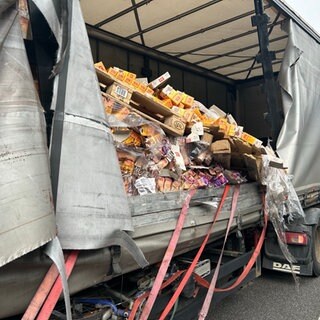 LKW verliert tausende Packungen Kaffee auf A6 bei Kaiserslautern-Einsiedlerhof.